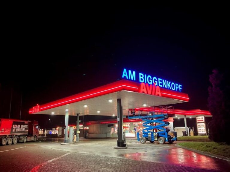 Profilbuchstaben von Dominos mit integrierten LEDs für optimale Sichtbarkeit