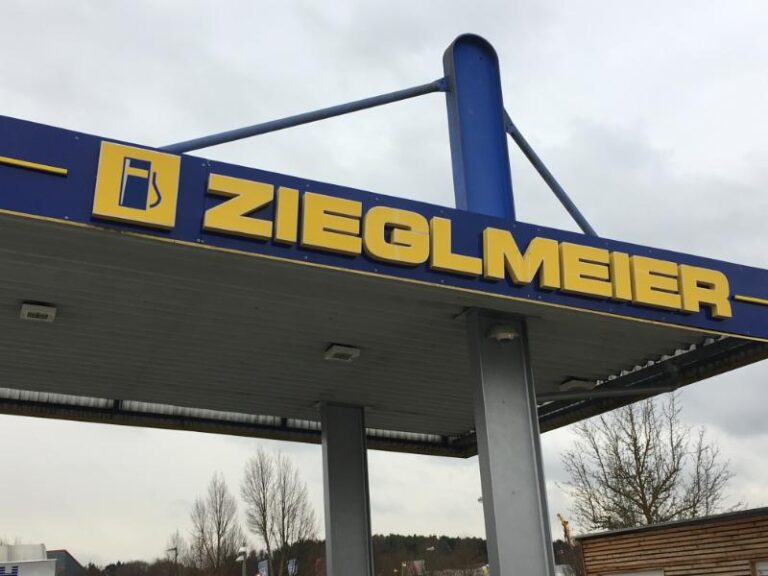 Leuchtende Profilbuchstaben für die Firmenbeschriftung von Zieglmeier