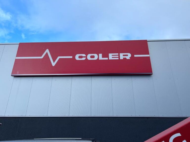 Farbpalette für modernes Interieur-Design mit verschiedenen Farbtönen.