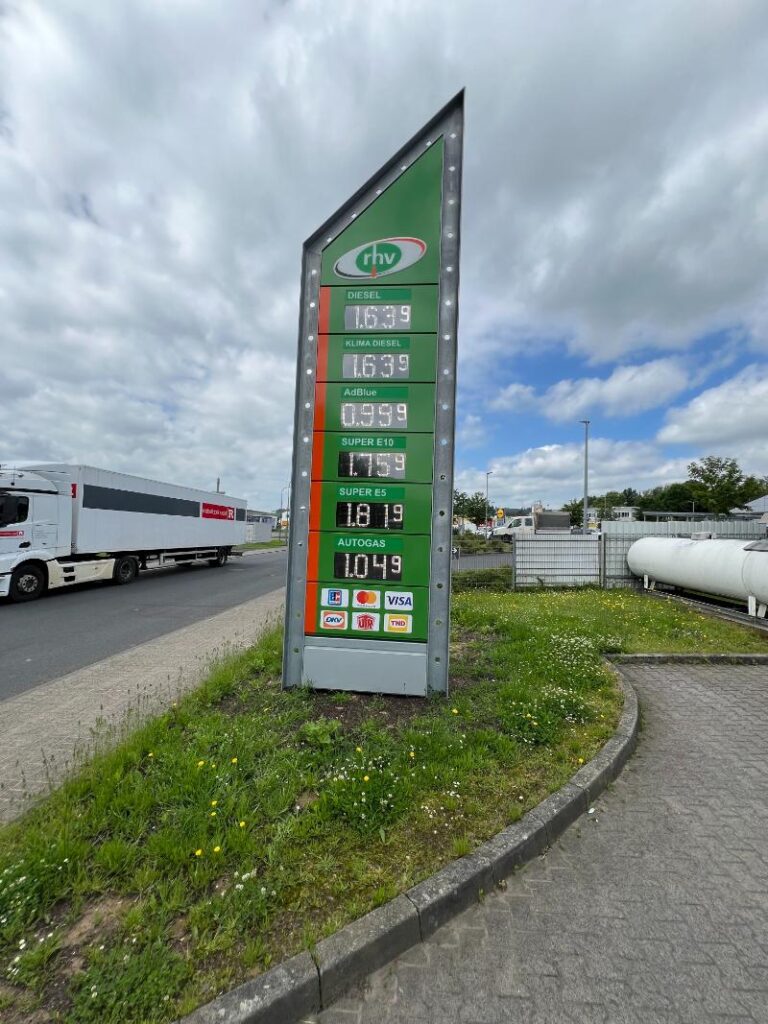 Moderne RHV LED Anzeige auf einem Pylon zur Sichtbarkeit von Unternehmen