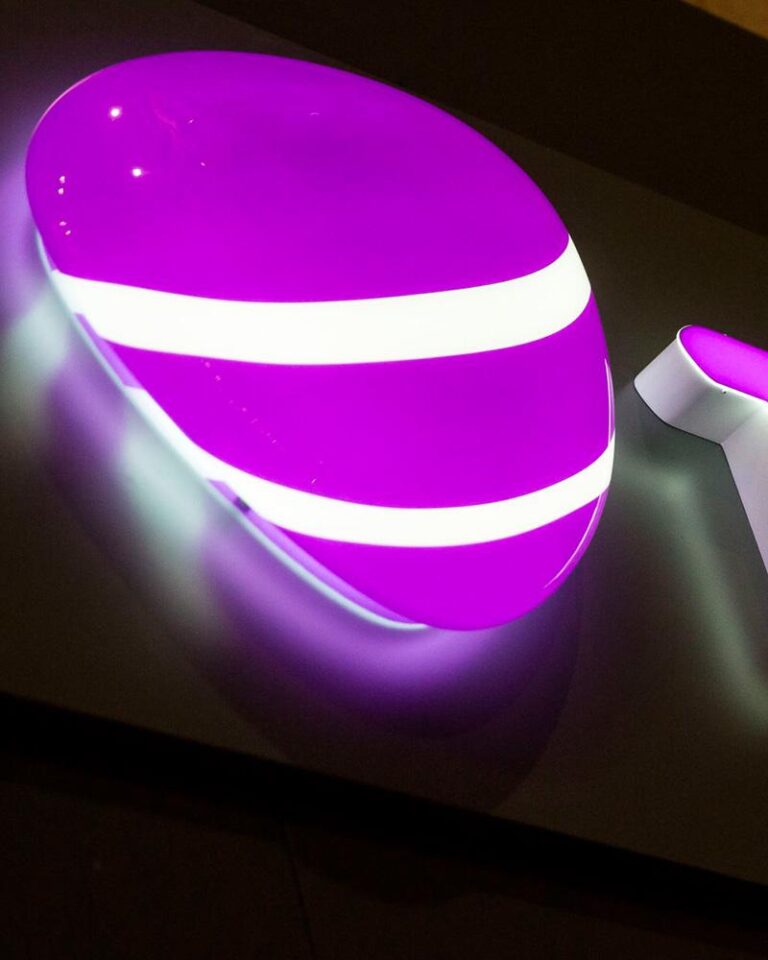 Lila Acryl Leuchtkasten für strahlende Werbung am POS