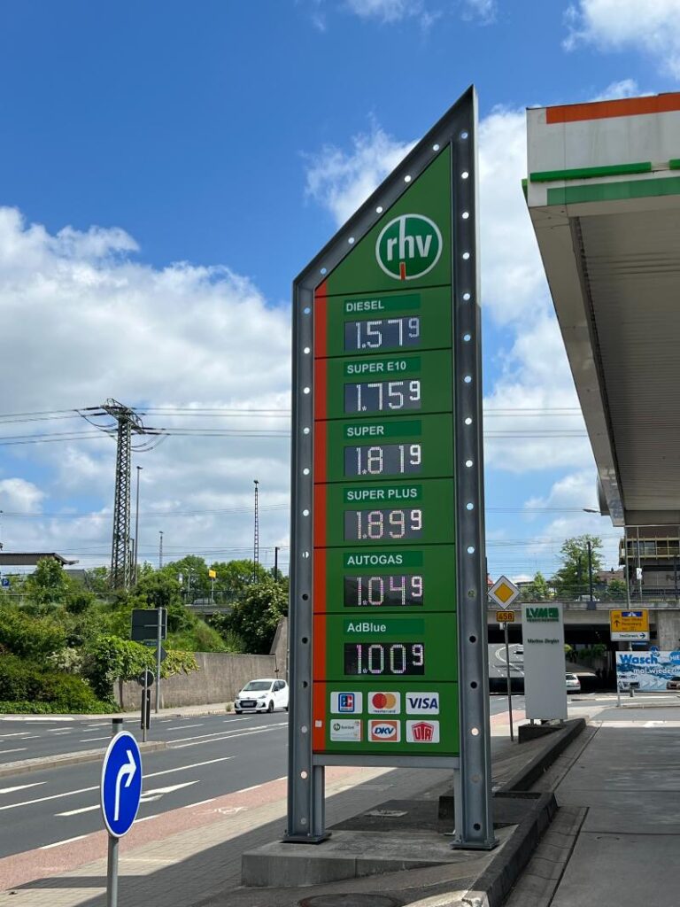 Individuelle Pylone von Light and Sign für optimale Sichtbarkeit