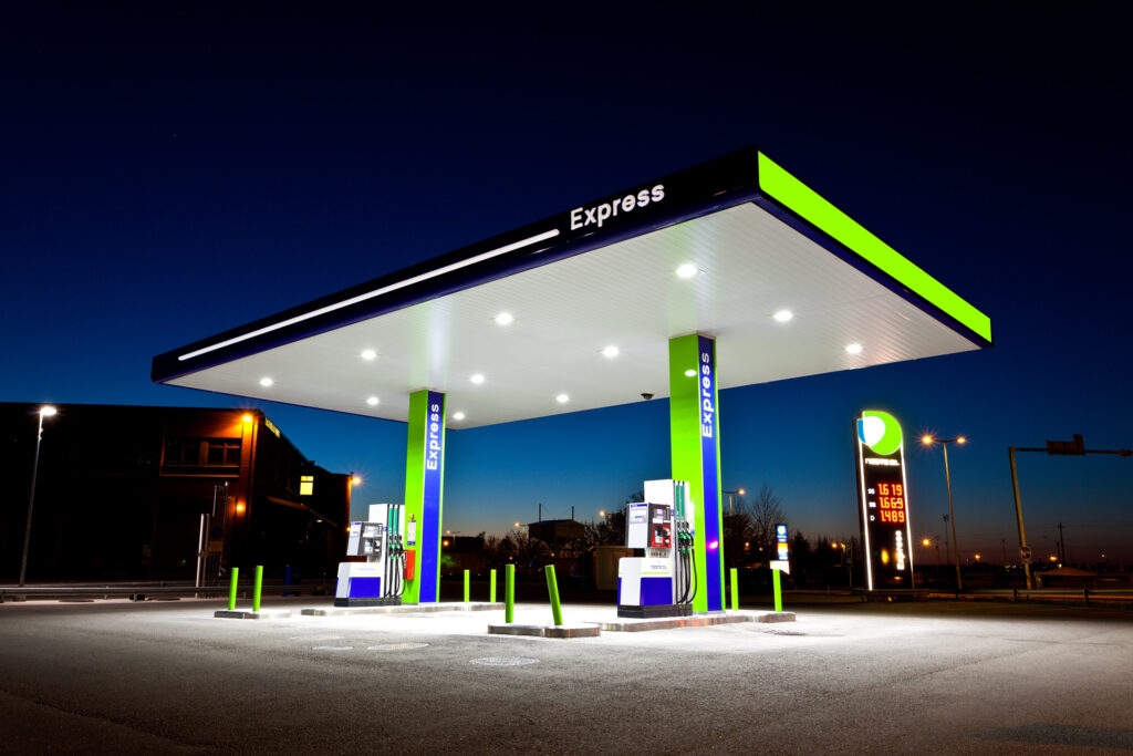 Moderne LED-Beleuchtung für Tankstellen mit LUCI Downlights.