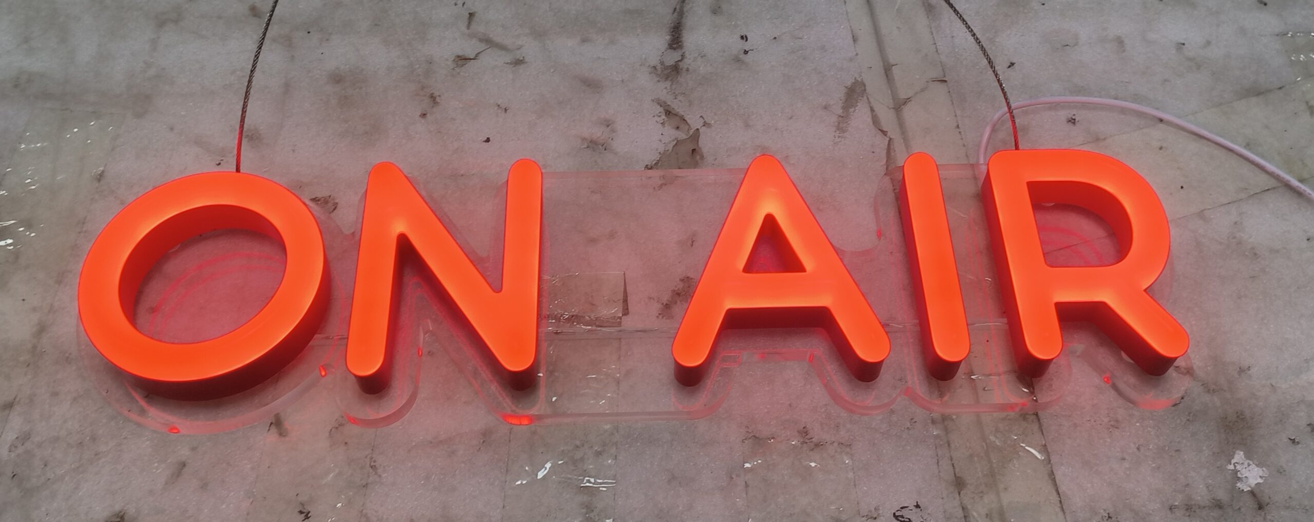 LED Neon Lettering 'On Air' für stilvolle Gastronomiebeleuchtung