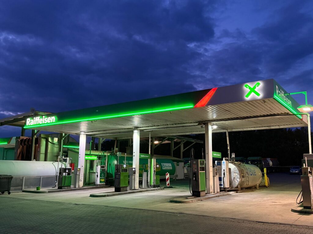 Raiffeisen -  Tankstelle nacht aufnahme