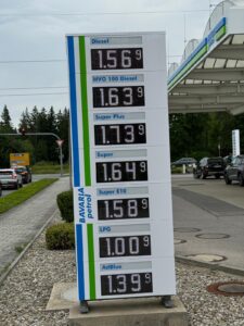 Seitenansicht eines Bavaria Petrol Preispylons in Brunnthal – moderne Gestaltung und optimale Sichtbarkeit.