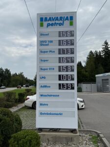 Detailansicht eines Bavaria Petrol Preispylons in Brunnthal mit modernen LED-Preisanzeigen.