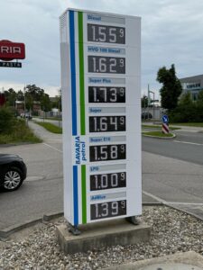 Moderner Preispylon von Bavaria Petrol in Brunnthal mit LED-Anzeige für aktuelle Kraftstoffpreise.