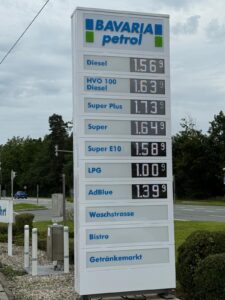 Seitenansicht eines Bavaria Petrol Preispylons in Brunnthal – moderne Gestaltung und optimale Sichtbarkeit.