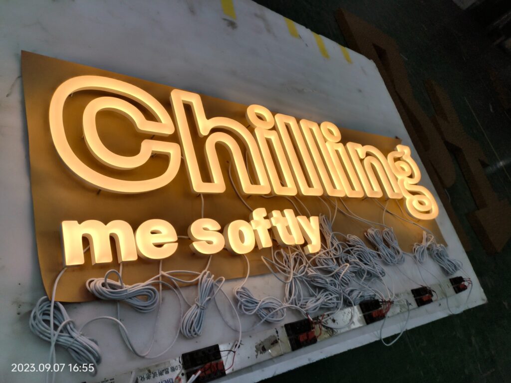 Beleuchteter LED-Neonschriftzug „Chilling me softly“ in warmweißer Farbe, ideal für Lounge und Café.