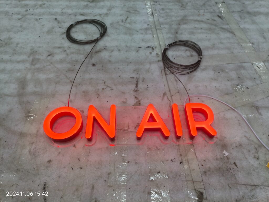Leuchtendes LED-Neonschild mit der Aufschrift „ON AIR“ in kräftigem Rot, perfekt für Studios und Events.