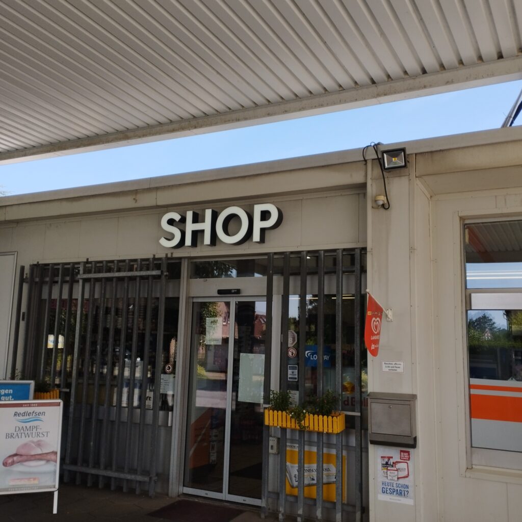 Profile letters with LED illumination above the entrance to the shop at the BFT petrol station in Hünxe.