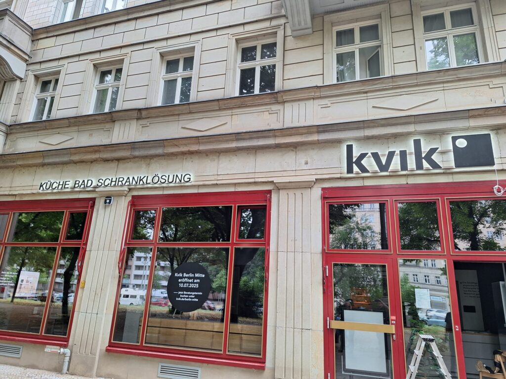 Kvik logo and lettering "Küche Bad Schranklösung" (kitchen, bathroom, cabinet solutions) above the entrance in Berlin-Mitte