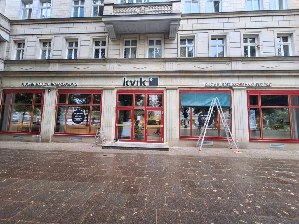 Fassadenansicht des Kvik Studios in Berlin-Mitte mit Werbeschildern.