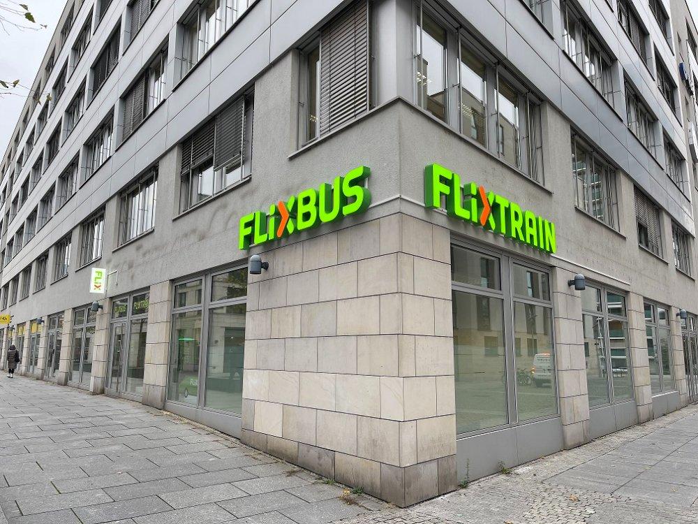 Moderne Lichtwerbung für Flixbus und Flixtrain an Berliner Fassade