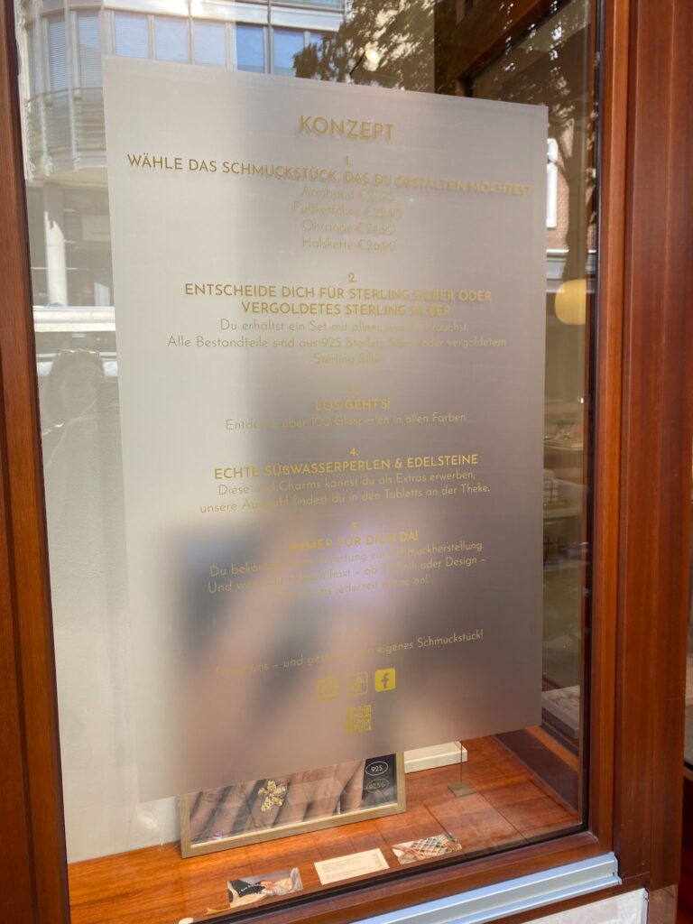 Schaufensterfolierung mit Textkonzept für Schmuckgeschäft