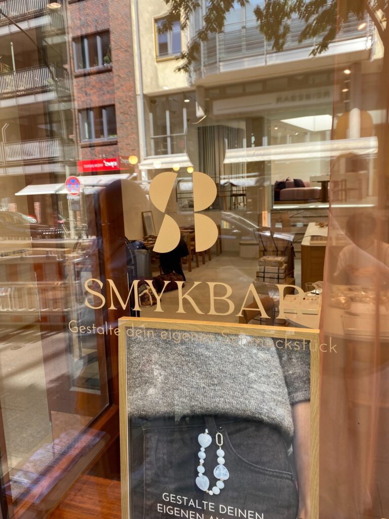 Goldene Logo-Folierung am Schaufenster von Smykbar