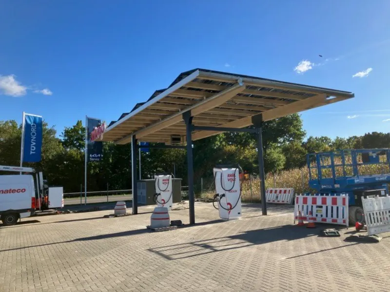 LED-Leuchtbuchstaben „AVIA VOLT“ auf dem neuen Ladepark in Edewecht, umgesetzt von Light and Sign mit moderner Lichttechnik.