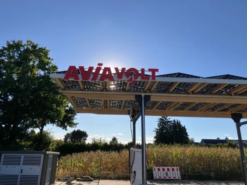 Ansicht der Ladeplätze des AVIA Volt Ladeparks in Edewecht mit LED-Beleuchtung und moderner Überdachung, realisiert von Light and Sign.