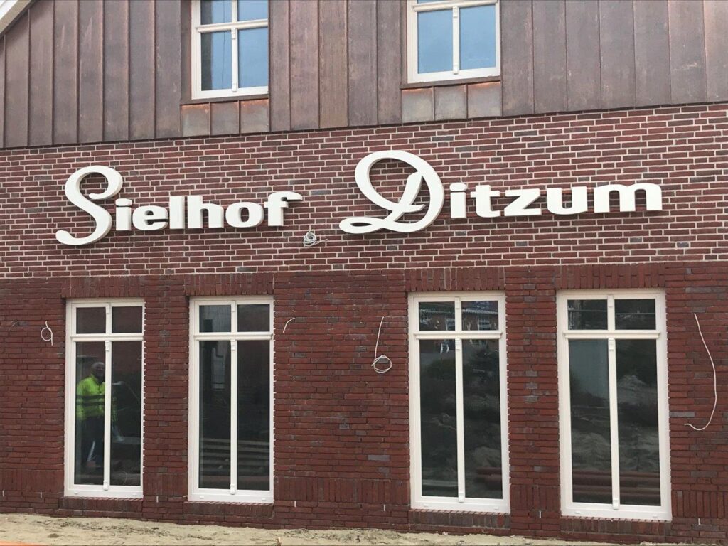 Hochwertige Hotel Fassadenbeschriftung mit großen Profilbuchstaben auf Backsteinfassade für starke Markenpräsenz